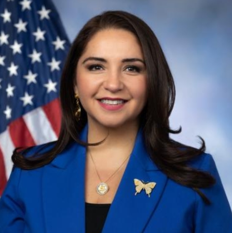 Deliaramirez Headshot